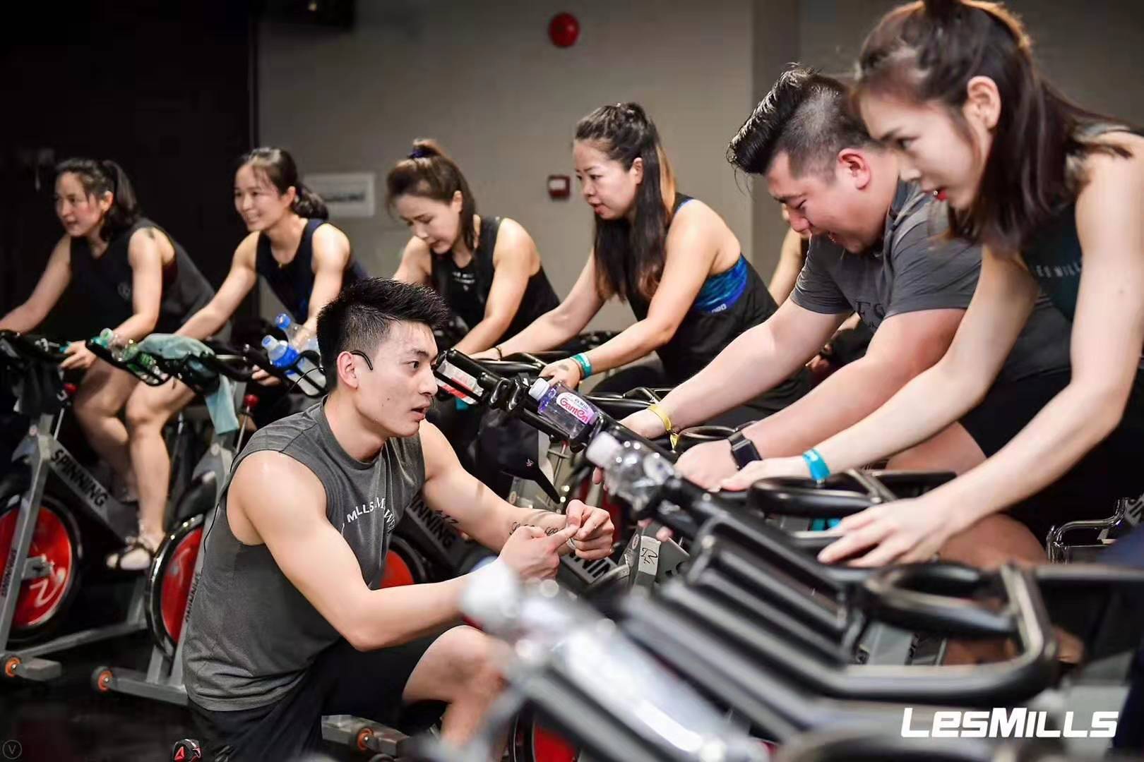 泡芙视频官网下载免费健身器材厂家爆款动感单车震撼来袭！